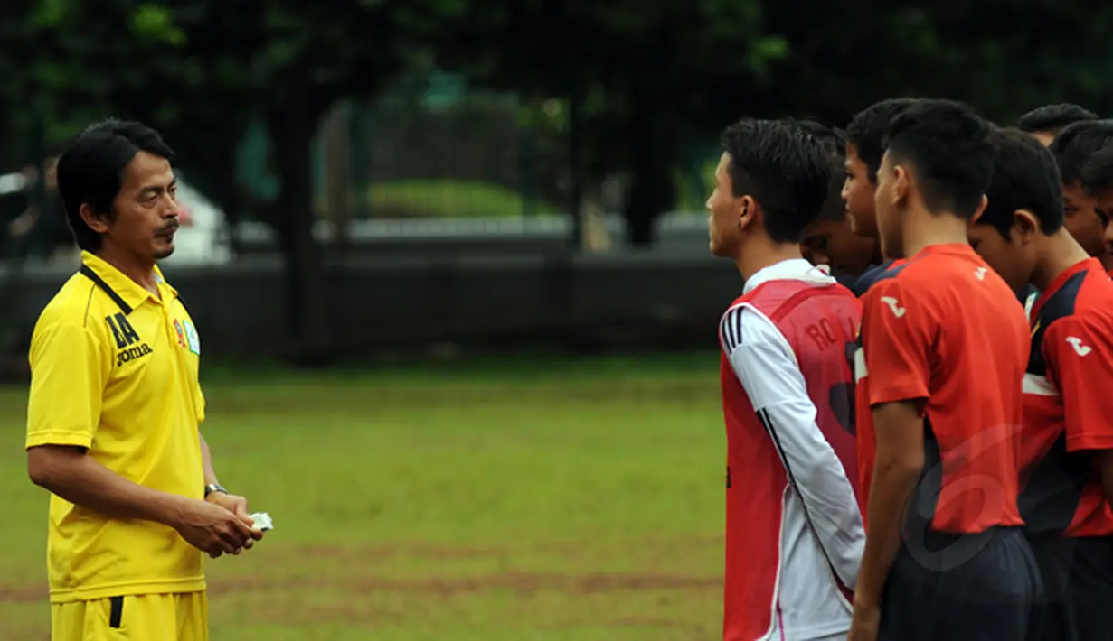 Salah satu pelatih di SSB ASIOP Apacinti, Berry Sidik (kiri) memberikan arahan kepada anak didiknya di Sekolah Sepak Bola (SSB) ASIOP Apacinti di Lapangan A Senayan, Jakarta, Jumat (20/2/2015). (Liputan6.com/Helmi Fithriansyah)