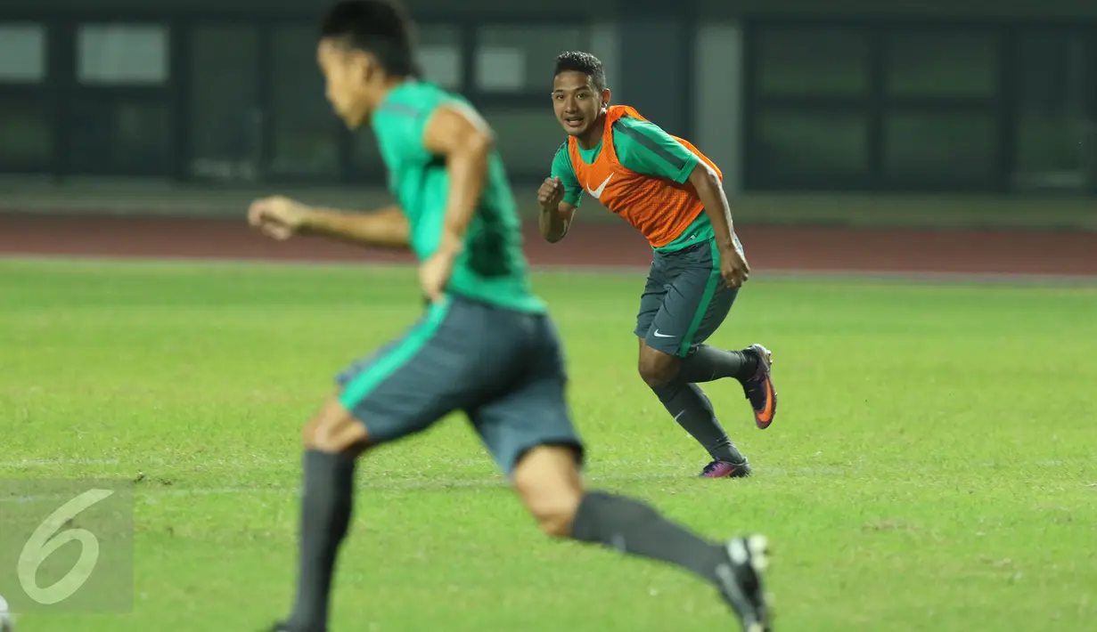 Pemain Timnas Indonesia U-22, Gian Zola (kanan) saat melakukan latihan uji lapangan di Stadion Patriot Candrabhaga, Bekasi, Selasa (4/4). Timnas Indonesia U-22 akan melawan Persija pada Rabu (5/4). Liputan6.com/Helmi Fithriansyah)