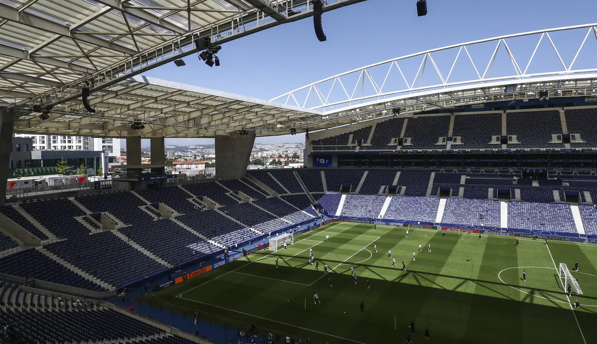 Suasana sesi latihan Manchester City di stadion Dragao di Porto, Portugal, Jumat (28/5/2021). Bagi City, kemenangan skuad Pep Guardiola dalam duel City vs Chelsea akan membuat mereka mencetak sejarah menjuarai Liga Champions untuk pertama kalinya. (Susana Vera/Pool via AP)