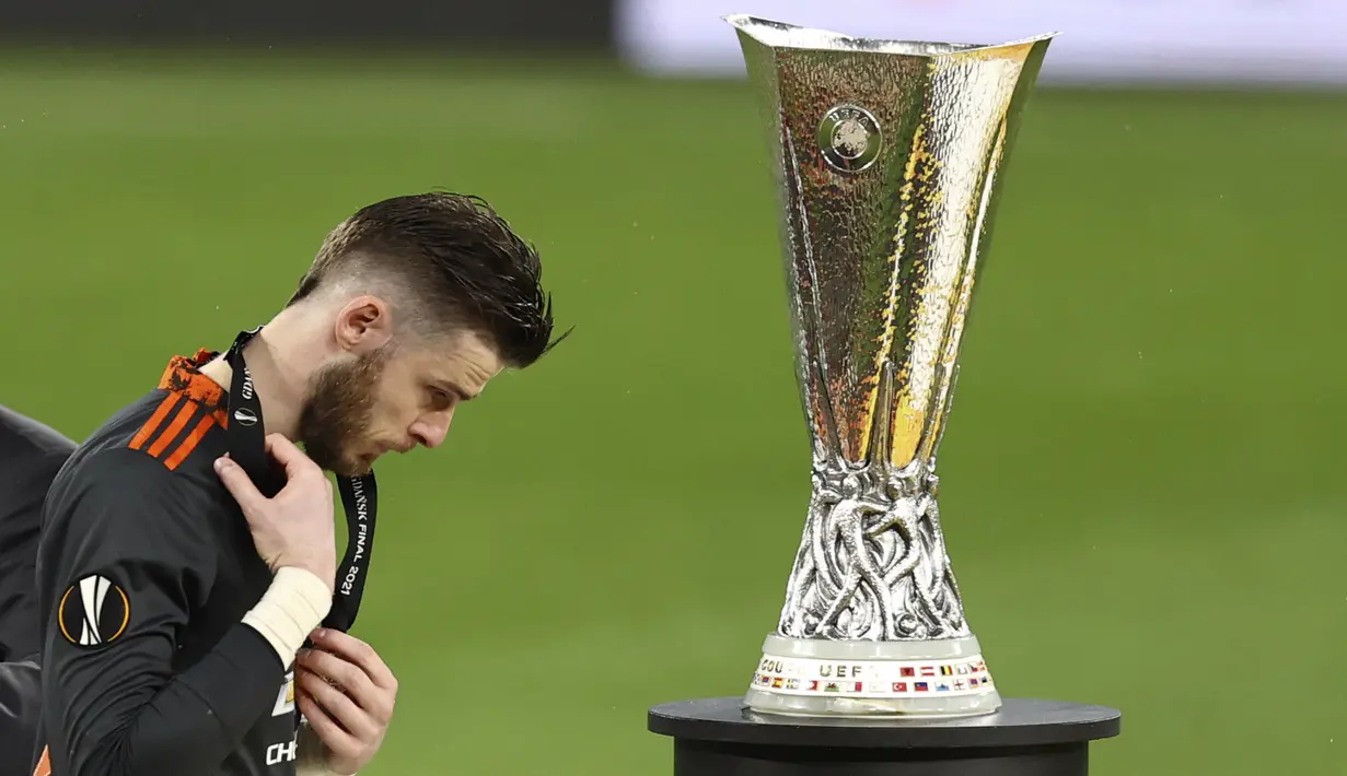 Kiper Manchester United, David de Gea, tertunduk lesu usai ditaklukkan Villarreal pada laga final Liga Europa di Stadion Gdansk, Kamis (27/5/2021). MU gagal menjadi juara usai takluk adu penalti dengan skor 10-11. (AFP/Maja Hijtj)