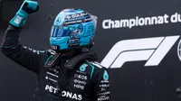 Pembalap Mercedes, George Russell, asal Inggris, merayakan keberhasilannya meraih pole position setelah kualifikasi untuk balapan mobil F1 Grand Prix Kanada di Montreal, Sabtu, 23 Mei 2026. (Christinne Muschi/The Canadian Press via AP)