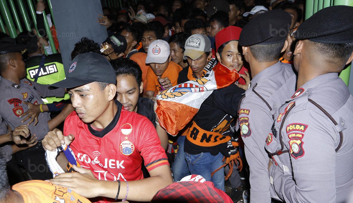 Para Jakmania berusaha masuk stadion Patriot, Bekasi, Minggu (12/11/2017). Pertandingan terakhir Persija di Liga 1 2017 ini membuat antusias Jakmania semakin tinggi untuk datang menyaksikan laga. (Bola.com/ M Iqbal Ichsan)