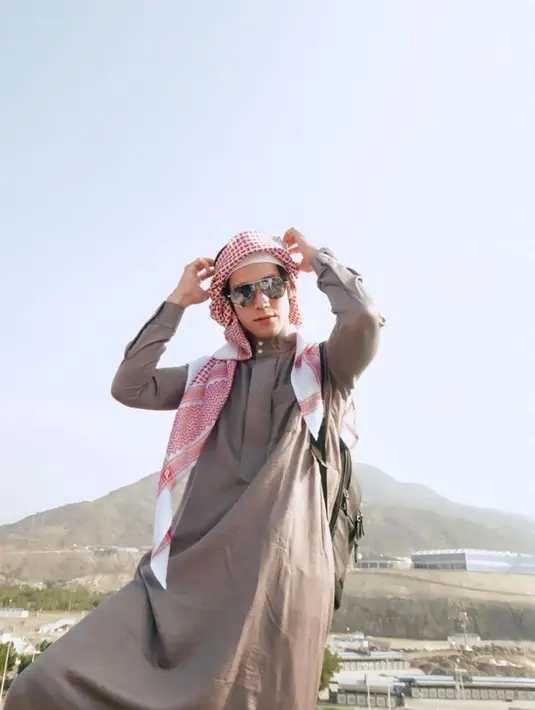 Dia terlihat khusyuk menjalani ibadah umrah