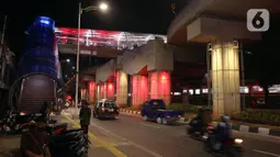 Kondisi lalu lintas di bawah JPO Lenteng Agung, Jakarta, Senin (6/9/2021). Walau belum diresmikan, sejumlah warga tampak antusias menjadikan JPO Lintas Atas Lenteng Agung sebagai spot berfoto maupun sarana hiburan karena dihiasi gemerlap warna-warni lampu. (Liputan6.com/Herman Zakharia)