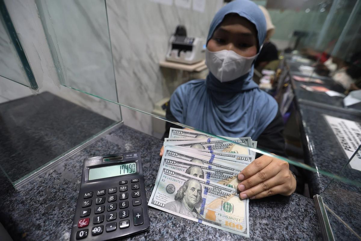 FOTO: BI Akan Memperketat Pembelian Dolar AS di Tengah Tekanan Rupiah