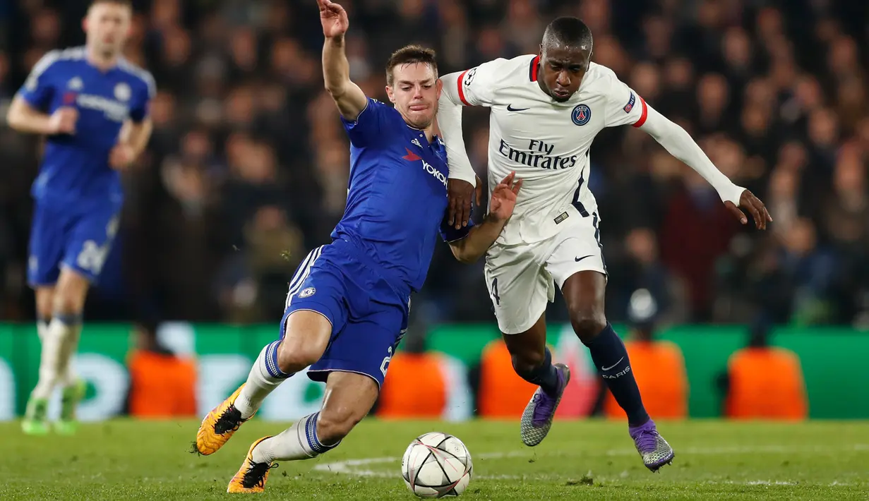Bek Chelsea, Cesar Azpilicueta (kiri) berusaha merebut bola gelandang PSG, Blaise Matuidi pada leg kedua liga Champions di Stamford Bridge, London, Inggris (10/3). PSG menang atas Chelsea dengan skor 2-1. (Reuters/John Sibley) 