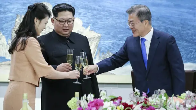 Presiden Korea Selatan Moon Jae-in, kanan, bersulang untuk Ri Sol Ju, istri pemimpin Korea Utara Kim Jong Un dalam jamuan makan yang mengakhiri pertemuan puncak. (Ap/Arsip)