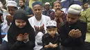 Anak-anak Muslim melaksanakan sholat Idul Adha di Guwahati, India pada 29 Juni 2023.
(Biju BORO/AFP)
