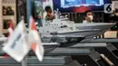 Miniatur kapal perang dihadirkan dalam pameran industri pertahanan Indo Defence 2022 Expo & Forum di JIExpo, Kemayoran, Jakarta, Rabu (2/11/2022). Kementerian Pertahanan bersama PT Napindo Media Ashatama menggelar pameran industri pertahanan terbesar se-Asia Tenggara bertemakan “Peace, Prosperity, Strong Defence” yang diikuti 905 perusahaan dari 59 negara dan berlangsung hingga 5 November mendatang. (merdeka.com/Iqbal S. Nugroho)
