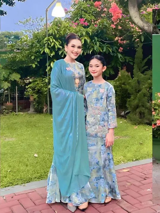 Gayanya pun khas perempuan Malaysia yang menambahkan selendang biru berkilauan dan aksesori emas berupa kalung panjang dan bros. [Foto: Instagram/ayutingting92]