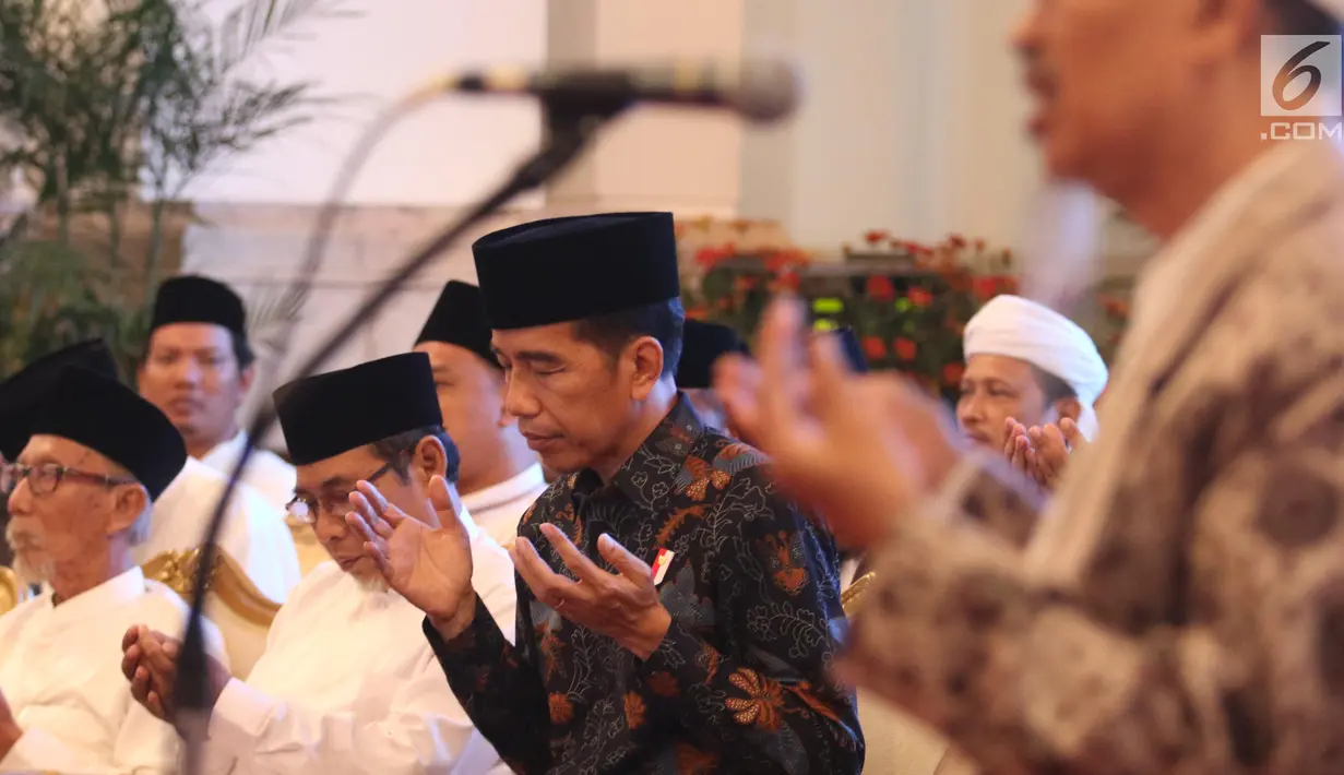 Presiden Joko Widodo berdoa bersama para kiai dan habib se-Jadetabek di Istana Negara, Jakarta, Kamis (7/2). Kepada Jokowi, para ulama dan habib mengaku prihatin atas merebaknya fitnah dan hoaks yang memicu perpecahan. (Liputan6.com/Angga Yuniar)