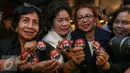 Sejumlah anggota APDI menunjukkan pin usai deklarasi APDI, Jakarta, Rabu (23/3/2016). APDI mendorong pelaksanaan pilkada 2017 tanpa kriminalisasi terhadap calon Kepala Daerah. (Liputan6.com/Yoppy Renato)