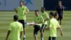 Pemain depan Barcelona, Lionel Messi (tengah), ikut dalam sesi latihan jelang berlaga kontra APOEL FC di St Joan Despi, (16/9/2014). (AFP PHOTO/Josep Lago)