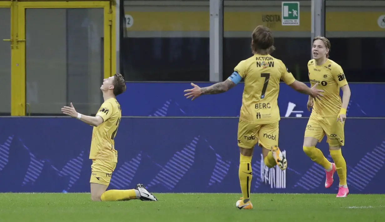 Pemain Bodoe/Glimt, Kasper Junker (kiri) berselebrasi usai mencetak gol ke gawang AC Milan pada pertandingan Liga Europa di Stadion San Siro di Milan, Italia, Kamis (24/9/2020). AC Milan menang tipis atas  Bodoe/Glimt 3-2. (AP Photo/Luca Bruno)