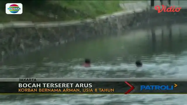 Bocah SD yang hilang terseret arus air kali di Jakarta akhirnya ditemukan. Ibu korban menangis histeris.