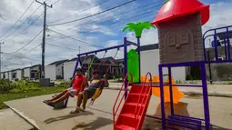 Hingga Februari 2026, total penyaluran nasional telah menembus angka Rp 3,54 triliun. Tampak dalam foto, anak-anak bermain pada taman bermain pada Perumahan Subsidi Pondok Pengampelan Indah, Serang , Banten, Selasa (17/2/2026). (merdeka.com/Arie Basuki)