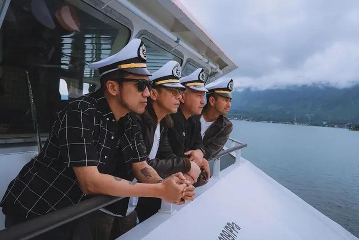 6 Potret Raffi Ahmad, Gading Marten, Desta dan Ariel Noah di Danau Toba, Pose di Kapal Hingga Naik Moge