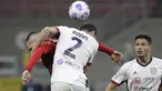 Bek Cagliari, Diego Godin (kanan) menyundul bola saat berebut bola dengan penyerang AC Milan, Ante Rebic pada pekan ke-37 Serie A di San Siro, Senin (17/5/2021) dini hari WIB. AC Milan gagal menjauh di klasemen Liga Italia usai imbang 0-0 lawan Cagliari. (AP Photo/Luca Bruno)
