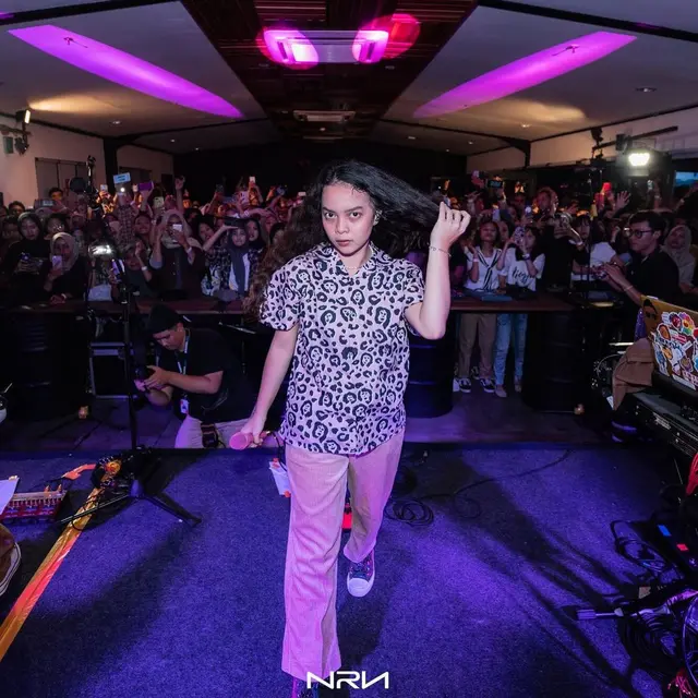 Rilis Lagu Baru, Ini 6 Potret Tarapti Rinrin Rekan Iqbaal Ramadhan di Svmmerdose