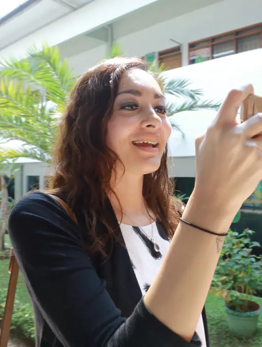 Usai menjalani sidang, Dewi Rezer meluruskan berita mengenai pergi dari rumah dan meninggalkan anak-anaknya. (Galih W. Satria/Bintang.com)