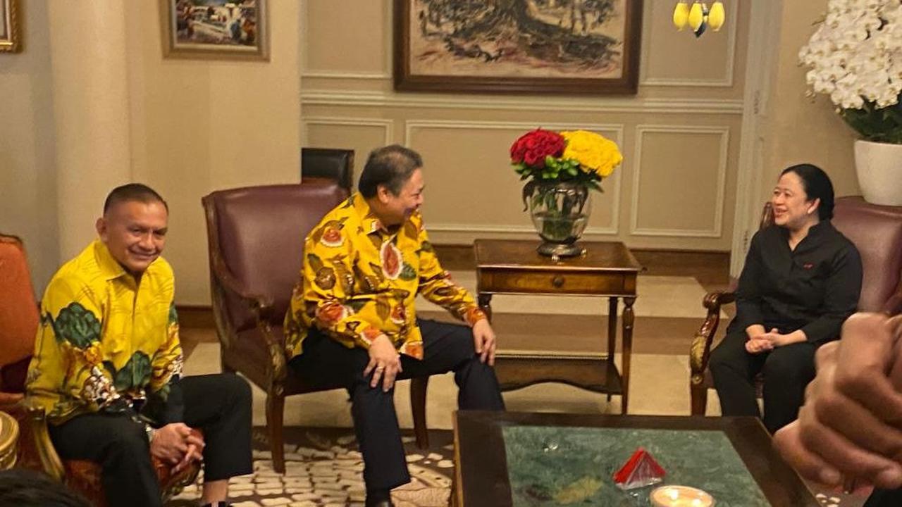 Bucket bunga itu langsung diterima Puan Maharani.