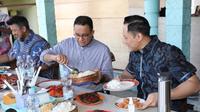 AHY dan Anies Baswedan makan siang di rumah makan Bu Gandos Pacitan. (Istimewa)