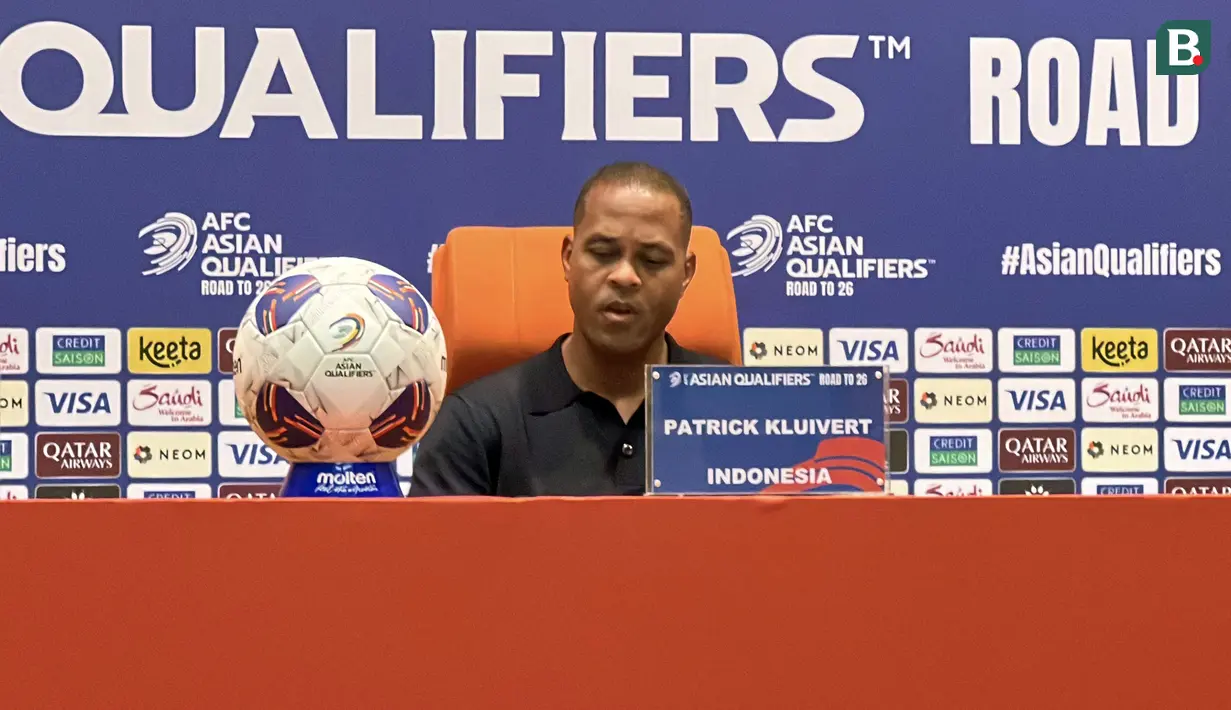 Mata Kluivert tampak berkaca-kaca dan suaranya berubah menjadi berat saat memberikan keterangan dalam konferensi pers setelah laga. (Bola.com/Hery Kurniawan)