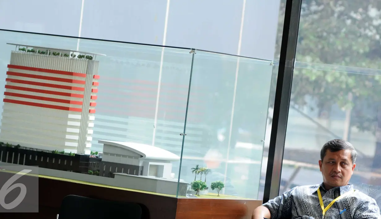 Komjen Pol (Purn) Oegroseno menunggu di lobi kantor KPK, Jakarta, Selasa (17/11). Kedatangan Oegroseno untuk melaporkan Ketua Umum KONI Pusat Tono Suratman terkait dugaan penyalahgunaan anggaran PP PTMSI. (Liputan6.com/Helmi Afandi)