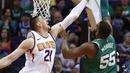 Pebasket Boston Celtics, Greg Monroe, berusaha memasukkan bola saat pertandingan melawan Phoenix Suns pada laga NBA di Talking Stick Resort Arena, Selasa (27/3/2018). Boston Celtics menang 102-94 atas Phoenix Suns. (AP/Ross D. Franklin)