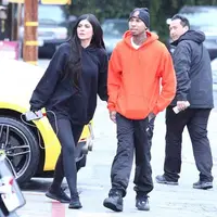Kebersaman Kylie Jenner dan Tyga dibawah rintik hujan. (Foto: Dailymail)