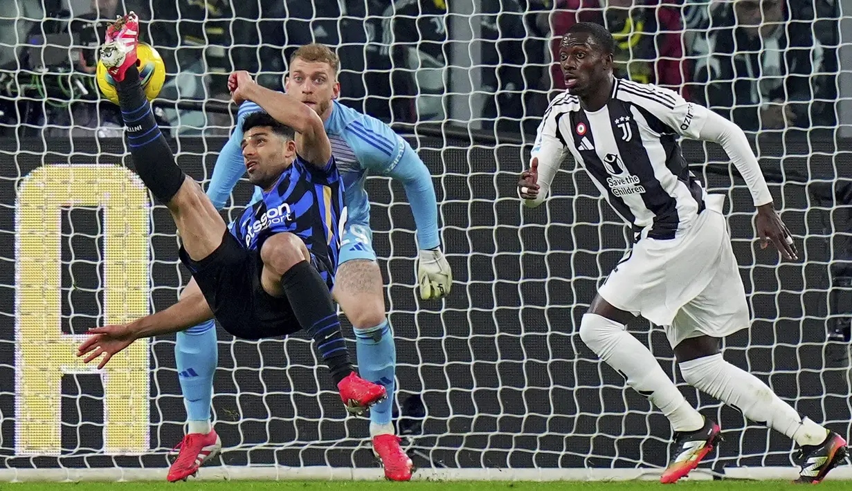 Pemain Inter Milan, Mehdi Taremi berusaha mencetak gol ke gawang Juventus melalui tendangan salto dalam laga lanjutan Liga Italia 2024/2025 di Juventus Stadium, Turin, Italia, Senin (17/02/2025) WIB. (AP Photo/LaPresse/Fabio Ferrari)