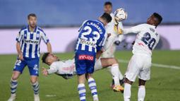 Pemain Real Madrid, Mariano Diaz, melakukan tendangan salto saat melawan Alaves pada laga Liga Spanyol di Stadion Alfredo di Stefano, Sabtu (28/11/2020). Real Madrid takluk dengan skor 1-2. (AP/Bernat Armangue)