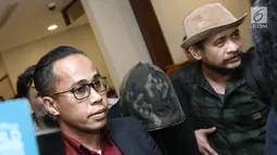 Petugas kepolisian membawa Axel Matthew saat berada di rumah sakit Pondok Indah, Jakarta, Selasa (18/07). Penetapan Axel, berdasarkan keterangan saksi dan juga alat bukti transfer pembelian narkoba kepada pengedar ekstasi. (Liputan6.com/Herman Zakharia)