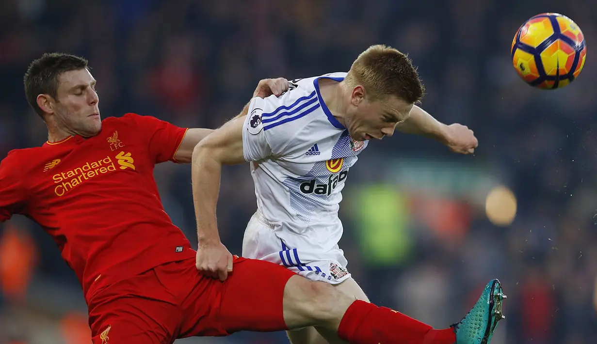 Gelandang Liverpool, James Milner, berebut bola dengan penyerang Sunderland, Duncan Watmore. Liverpool melakukan 19 kali tembakan, tujuh di antaranya mengarah ke gawang. (Reuters/Phil Noble)