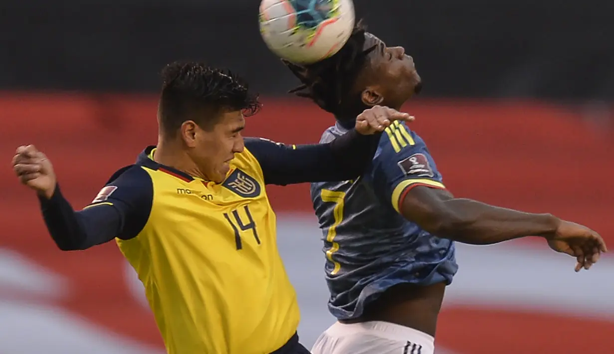 Pemain Ekuador, Xavier Arreaga (kiri) duel udara dengan pemain Kolombia, Duvan Zapata dalam laga lanjutan kualifikasi Piala Dunia 2022 zona CONMEBOL melawan Kolombia di Rodrigo Paz Delgado Stadium, Quito, Ekuador, Rabu (18/11/2020) pagi WIB. Ekuador menang 6-1. (AFP/Rodrigo Buendia/Pool)