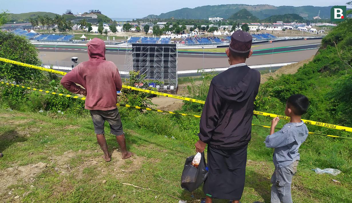 Bukit Pongos terletak di dekat tikungan 6 Sirkuit Internasinal Mandalika, dan menjadi satu di antara spot yang view-nya bagus untuk dijadikan tempat nonton gratis warga lokal. (Bola.com/Wiwig Prayugi)