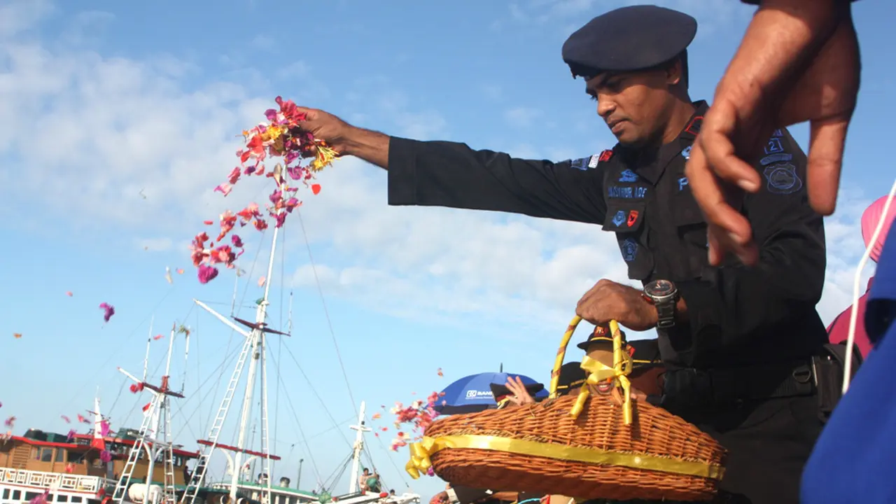 Polda NTB Tabur Bunga ke Laut Jelang HUT ke-69 Bhayangkara
