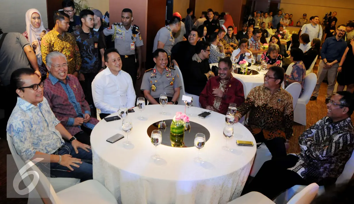 Kapolri Jenderal Tito Karnavian tampak hadir saat konferensi pers peluncuran CD kolaborasi Artis Indonesia di Jakarta, Selasa (20/12). CD kolaborasi tersebut sebagai kontribusi positif untuk merawat kebhinekaan Indonesia.(Liputan6.com/Gempur M Surya)