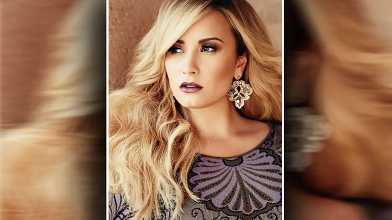 demi-lovato-insert-131106b.jpg