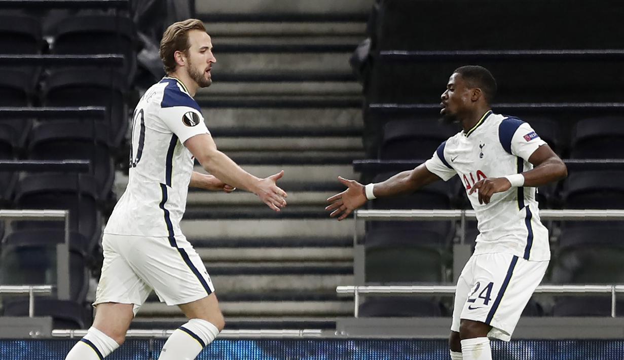 Striker Tottenham Hotspur, Harry Kane (kiri) melakukan selebrasi usai mencetak gol kedua timnya ke gawang Dinamo Zagreb dalam laga leg pertama babak 16 besar Liga Europa 2020/2021 di Tottenham Hotspur Stadium, London, Kamis (11/3/2021). Tottenham menang 2-0 atas Zagreb. (AP/Alastair Grant/Pool)