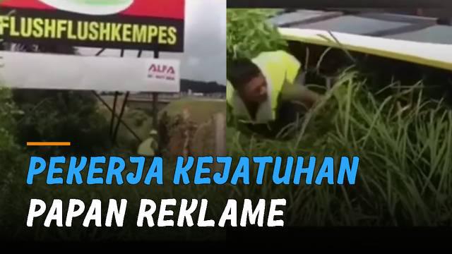 Momen berbahaya namun kocak dialami oleh seorang pekerja yang kejatuhan papan reklame.