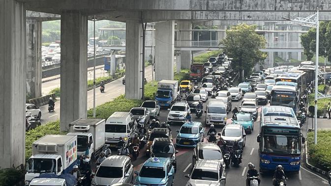 Situasi Jakarta Senin Pagi: LRT Sesak, Tol Dalam Kota Padat Merayap