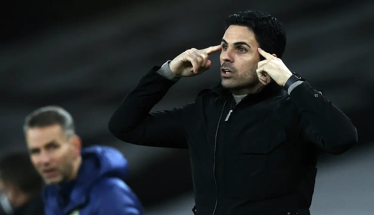 Manajer Arsenal, Mikel Arteta, menginstruksikan pemainnya untuk bermain lebih fokus dalam laga perempatfinal Piala Liga Inggris Carabao Cup melawan Manchester City di Emirates Stadium, London, Selasa (22/12/2020). Arsenal kalah 1-4 dari Manchester City. (AFP/Adrian Dennis)