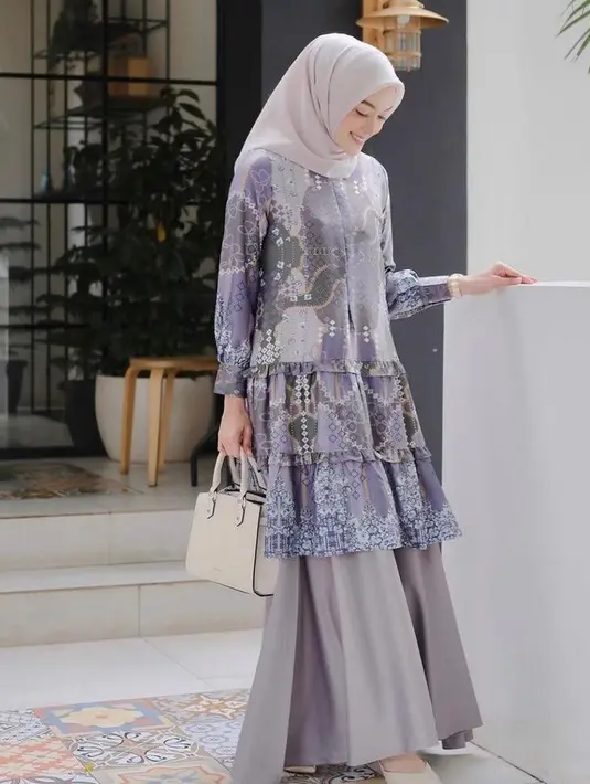 Tunik motif model ruffle bakal terlihat anggun dan menawan jika dipadukan dengan bawahan warna yang lebih soft. (Instagram/geulis.id).