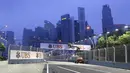 Pekerja mempersiapkan sirkuit Marina Bay untuk kejuaraan F1 grand prix Singapura (16/9/2015). Kejuaraan akan berlangsung pada malam hari tanggal 18 september 2015. (REUTERS/Tim Chong)