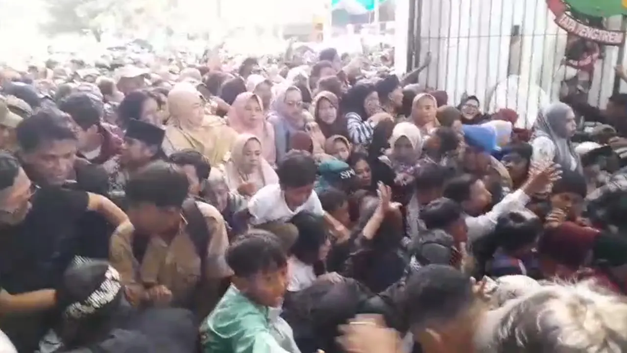 Pesta rakyat pernikahan Wakil Bupati Garut, Luthfianisa Putri Karlina, dengan Maula Akbar Mulyadi Putra, putra sulung Gubernur Jawa Barat, Dedi Mulyadi berlangsung tragis. Sebanyak tiga orang tewas dan puluhan warga menjadi korban akibat berdesakan.