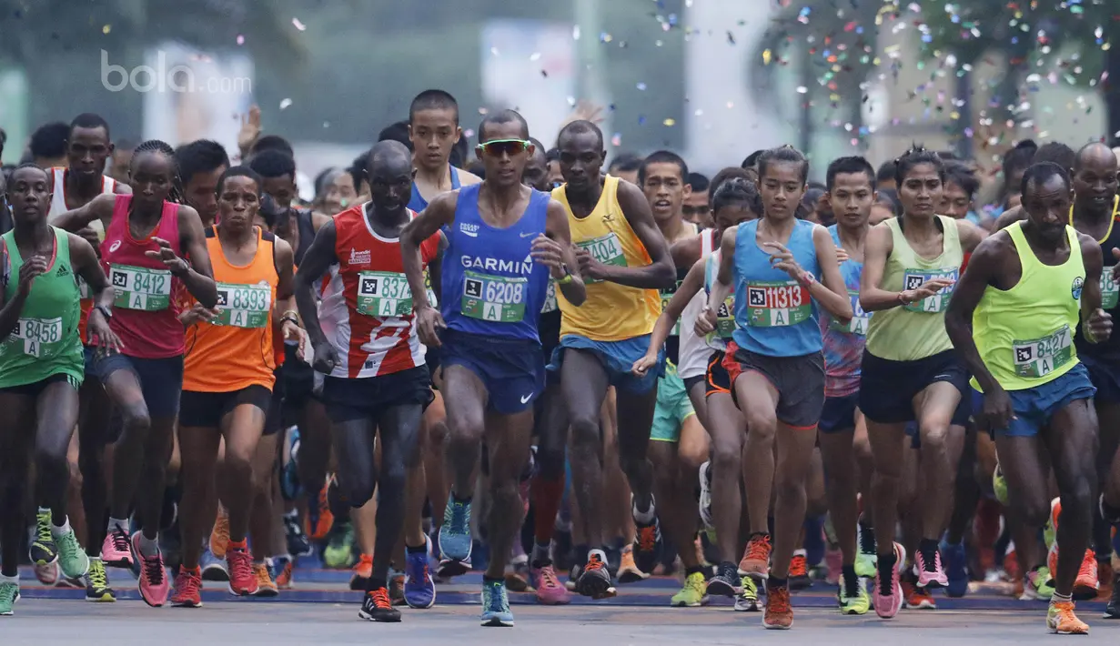 Pelari mengikuti lomba lari Milo Jakarta International 2017 di kawasan Epicentrum, Jakarta, Minggu (23/7/2017). Ajang lomba lari tersebut diikuti 15.000 peserta dengan kategori 5K, 10K dan Family Run 1,7K. (Bola.com/M Iqbal Ichsan)