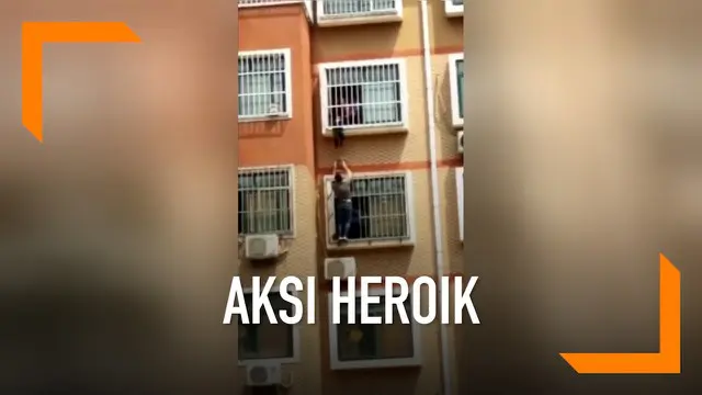 Aksi heroik dilakukan seorang pria di China, ia nekat bergelantungan di jendela apartemen demi selamatkan bocah yang hampir jatuh.