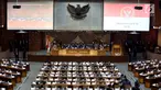 Wakil Ketua DPR Fadli Zon memimpin rapat paripurna dalam rangka peringatan HUT ke-72 DPR RI di gedung DPR, Senayan, Jakarta, Selasa (29/8). Sidang Paripurna tersebut guna melaporkan kinerja anggota dewan selama 2016-2017. (Liputan6.com/Johan Tallo)