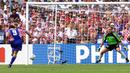 Davor Suker menjadi pahlawan kemenangan 1-0 atas Rumania (30/6/1998) di babak 16 besar Piala Dunia 1998 lewat gol tunggalnya dari eksekusi penalti di masa injury time babak pertama. Kroasia pun melaju ke babak perempatfinal untuk menantang raksasa Eropa, Jerman. (AFP/Jacques Demarthon)